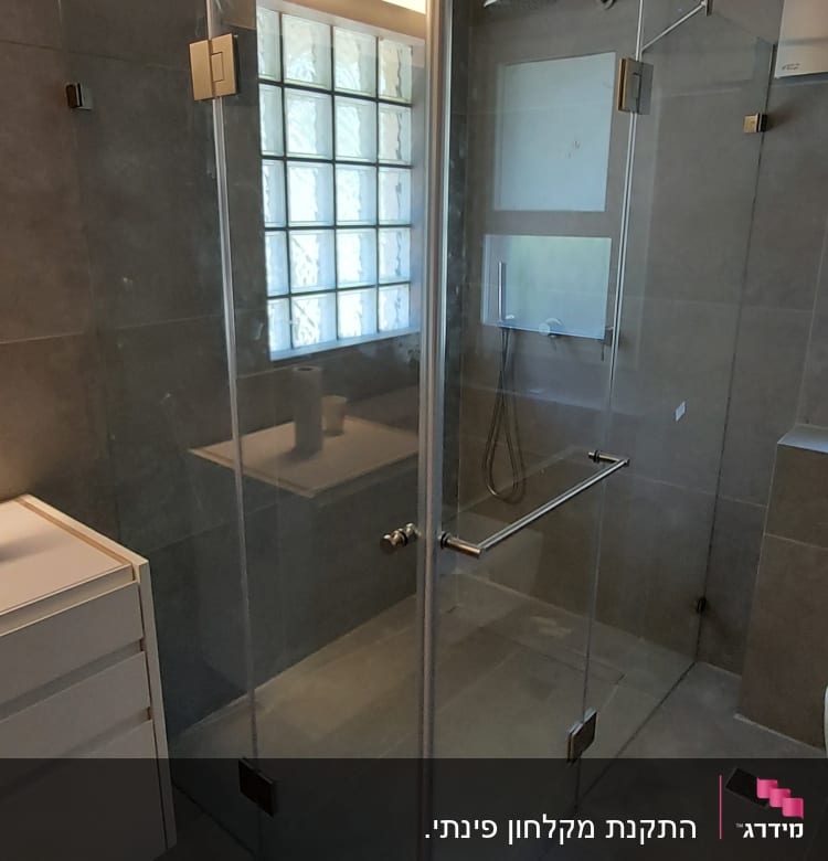 מקלחון זכוכית עם ראש מקלחת מרובע